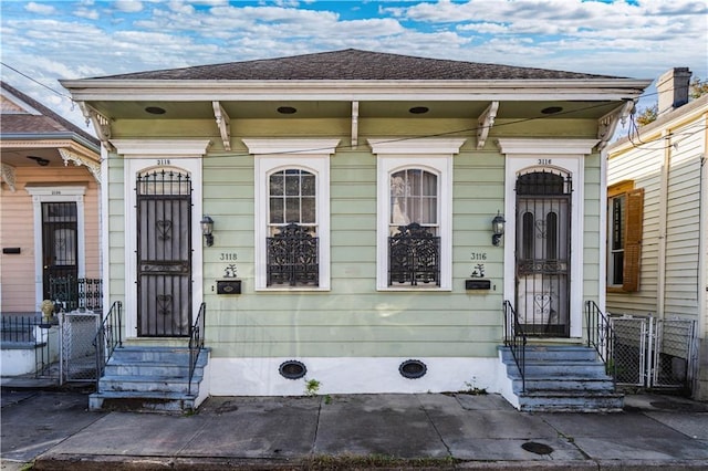 view of front of property