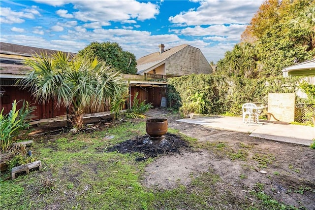 view of yard featuring a patio area