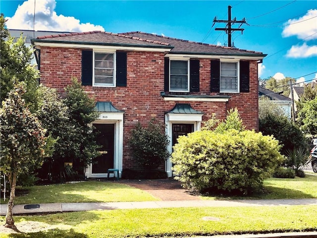 view of front of property featuring a front yard