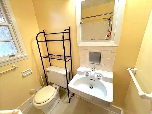 bathroom featuring sink and toilet