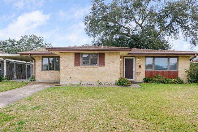 view of front of house featuring a front yard and a carport