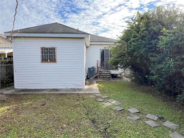 view of side of property featuring a lawn