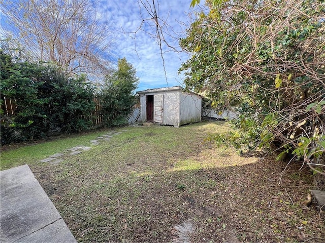 view of yard with a storage unit