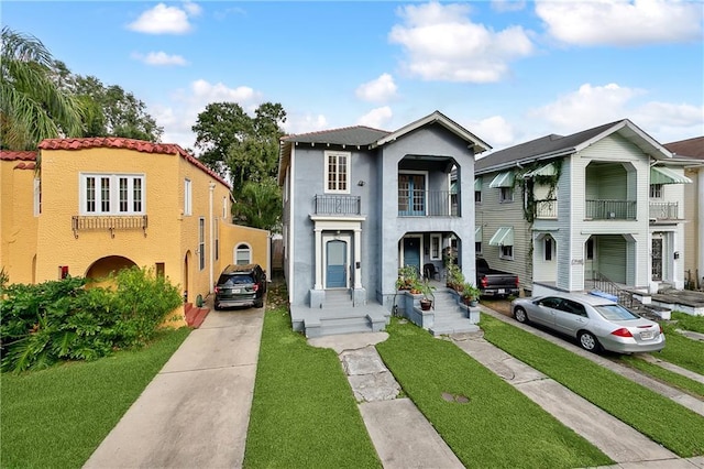 view of front of home featuring a front lawn