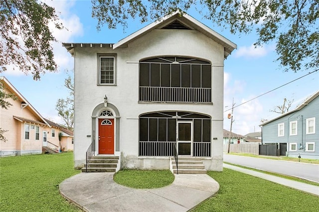 view of front of house featuring a front lawn