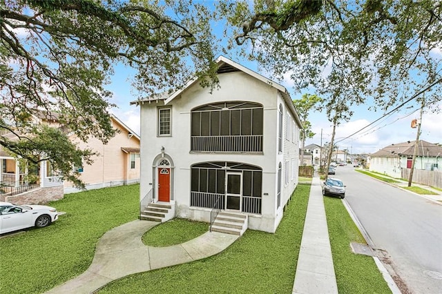 view of front of property featuring a front yard