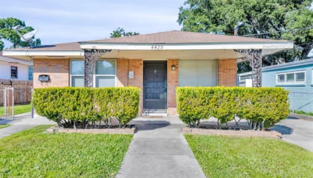 view of front of property featuring a front yard