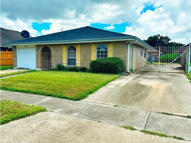 view of front of home featuring a front yard and a garage