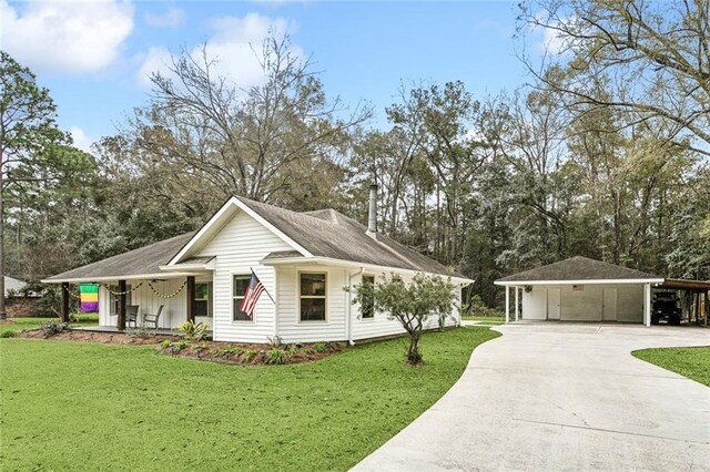 view of front of home featuring a front lawn, a carport, and a porch