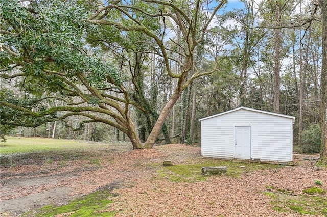 view of yard with a shed