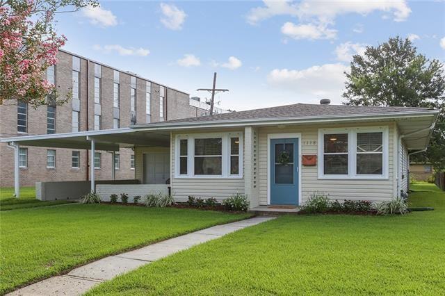 view of front of property featuring a front lawn