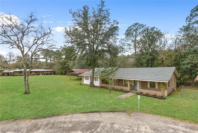 single story home with a front lawn