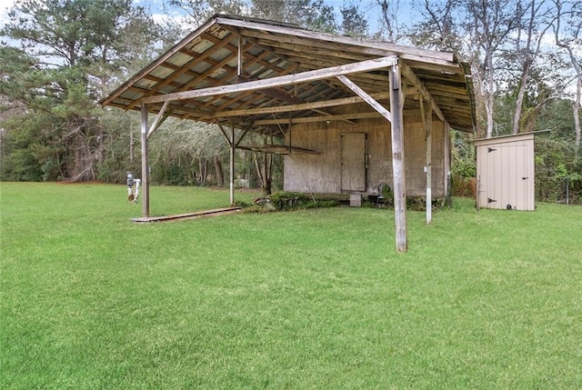 view of yard featuring a storage unit