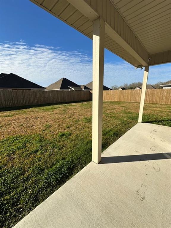 view of yard featuring a patio