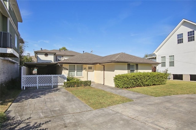 view of front facade featuring a front yard and a carport