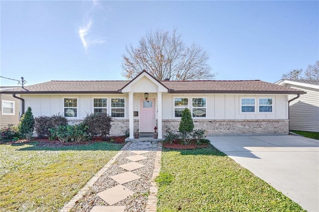 ranch-style house featuring a front lawn