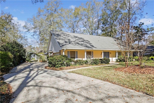 view of front of property featuring a front lawn