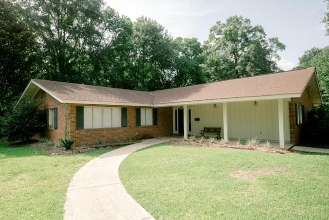 ranch-style home featuring a front yard