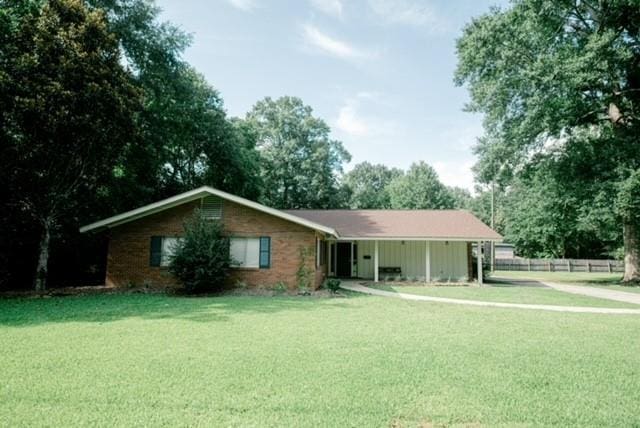 single story home with a front yard