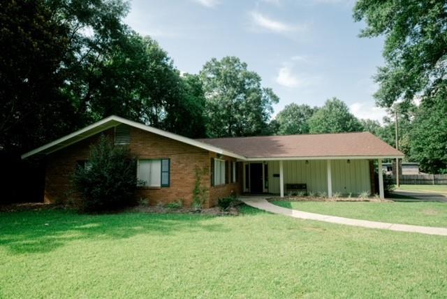 ranch-style house with a front yard