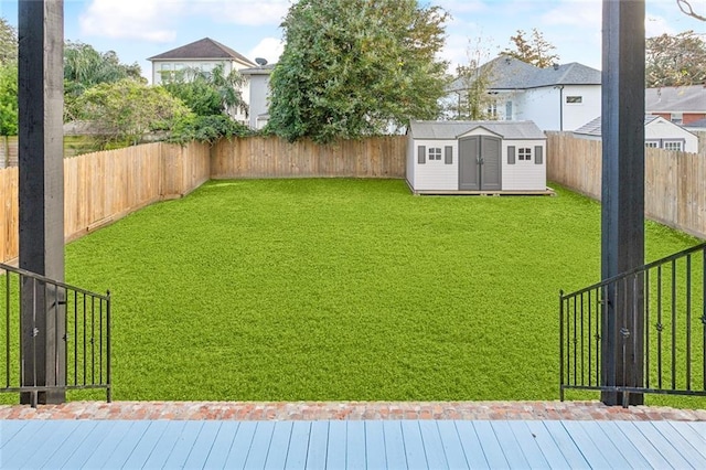 view of yard featuring a storage shed