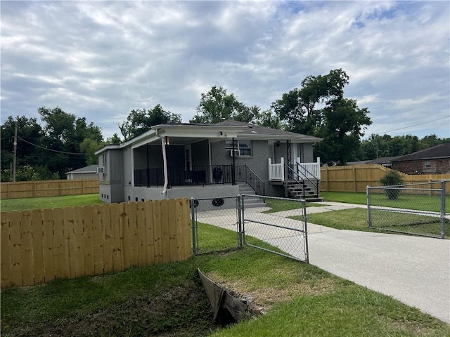 view of front facade with a front lawn