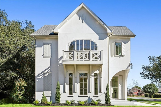 view of front facade featuring a front lawn