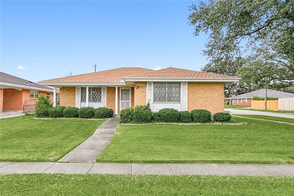 view of front of home featuring a front yard