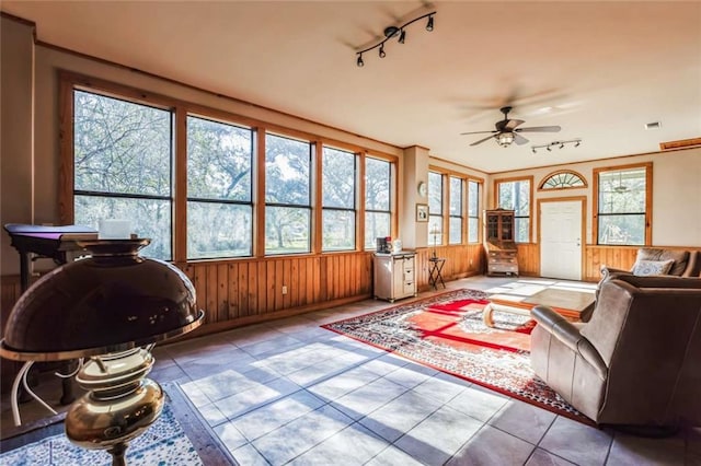 sunroom featuring ceiling fan