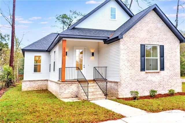 bungalow featuring a front lawn