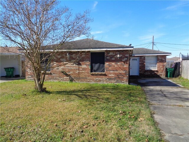 single story home featuring a front yard