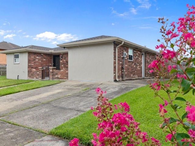 view of front facade featuring a garage and a front yard