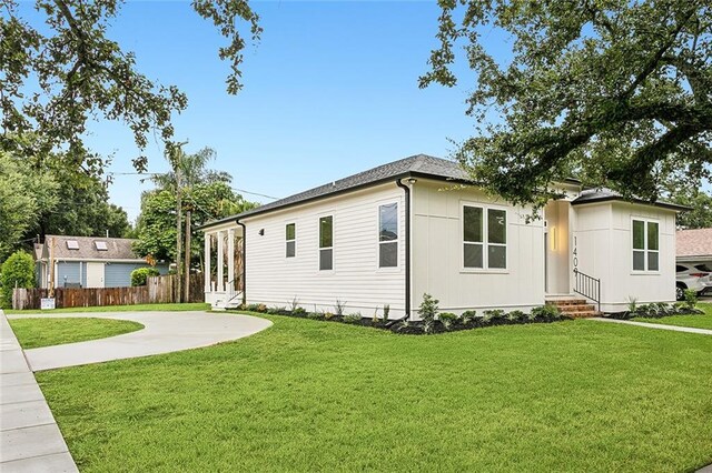 view of front of house with a front lawn