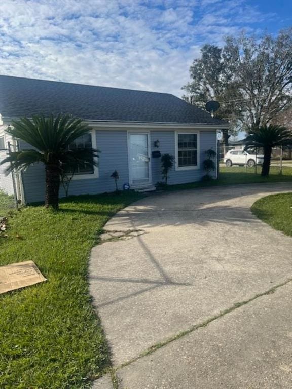 ranch-style house with a front yard