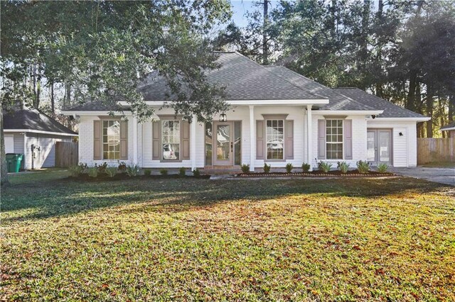 view of front of property featuring a front lawn