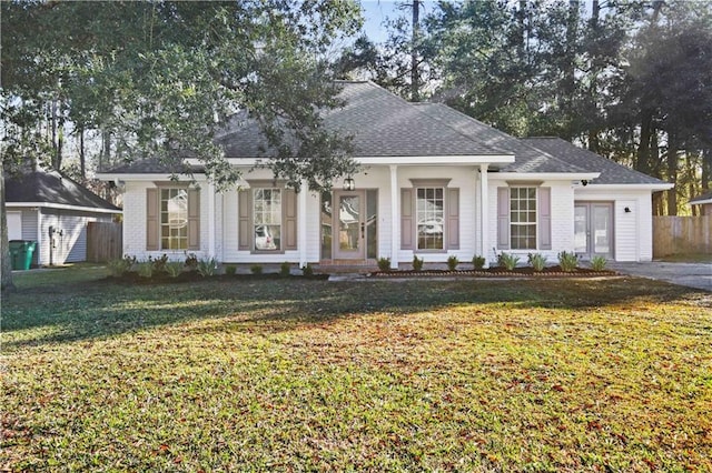 view of front of house with a front lawn