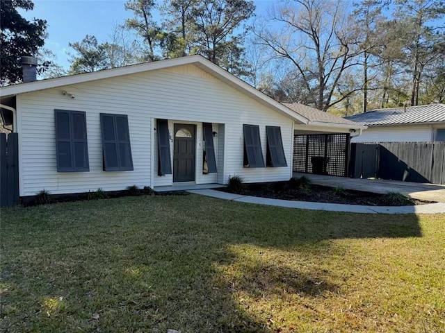 view of front of home with a front lawn and a carport