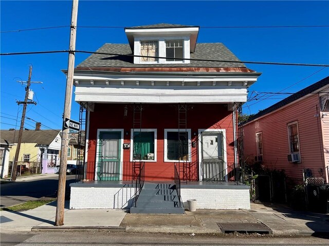 view of front of property