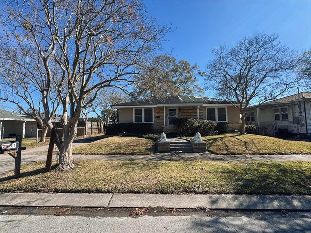 view of front facade with a front yard