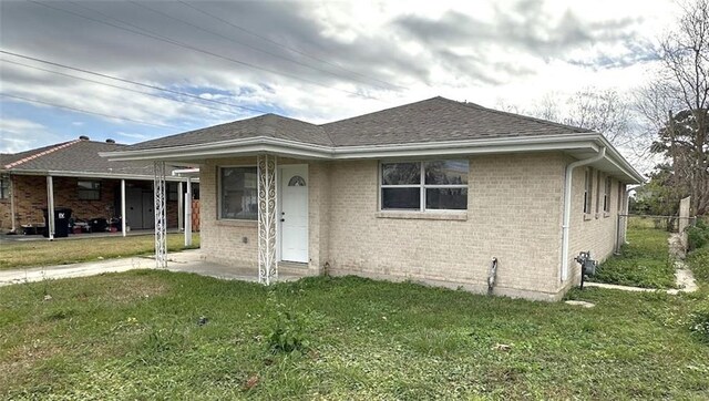 bungalow featuring a front yard