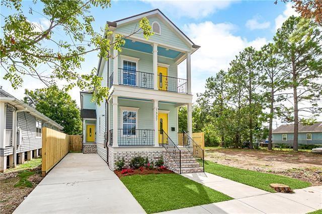 view of front of property with a porch, fence, and a balcony