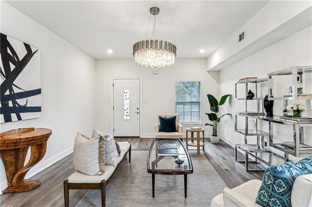 living room featuring baseboards, visible vents, wood finished floors, an inviting chandelier, and recessed lighting