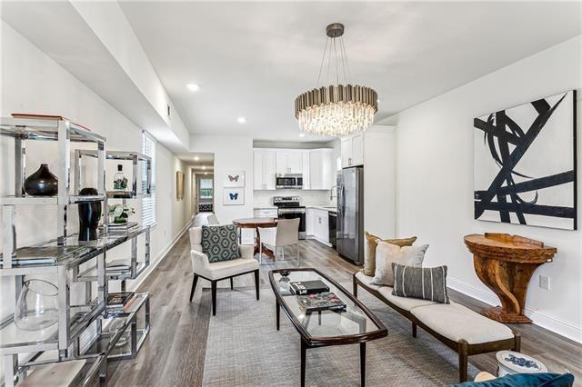 living room with a notable chandelier, recessed lighting, wood finished floors, and baseboards