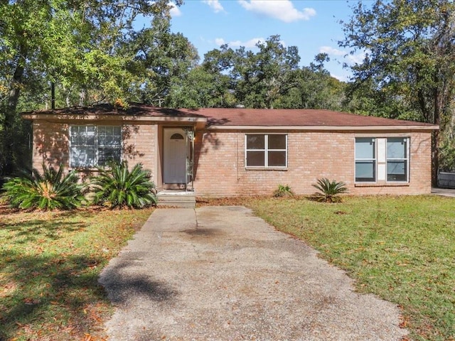 single story home featuring a front yard