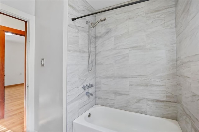 bathroom with tiled shower / bath combo