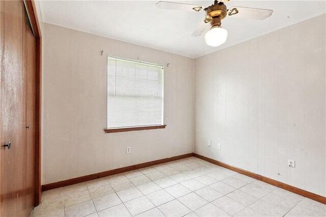 unfurnished bedroom featuring ceiling fan and a closet