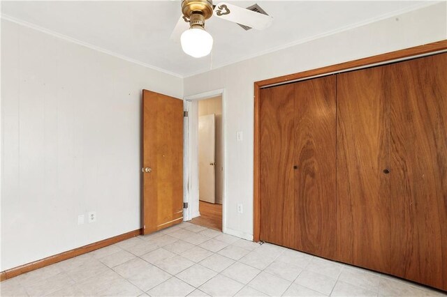 unfurnished bedroom featuring ceiling fan and a closet