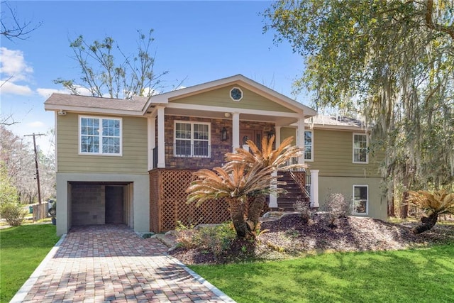 view of front of house featuring a front lawn and a garage