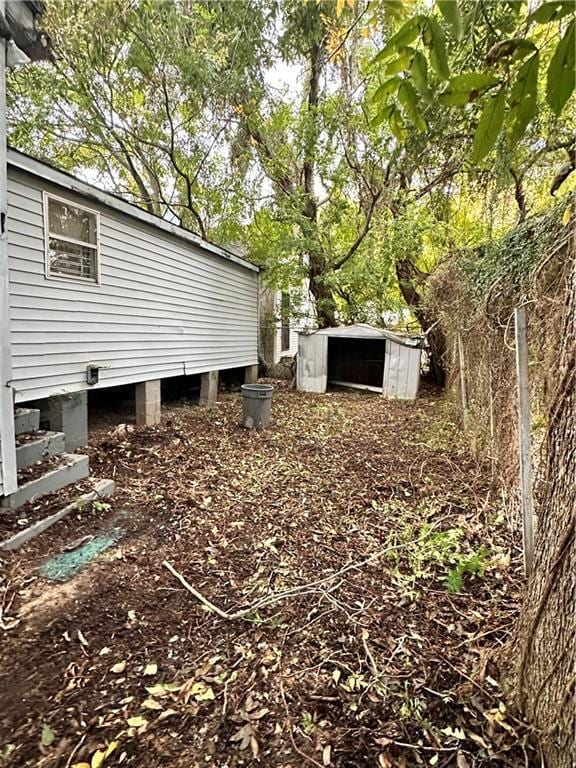 view of yard featuring a storage shed