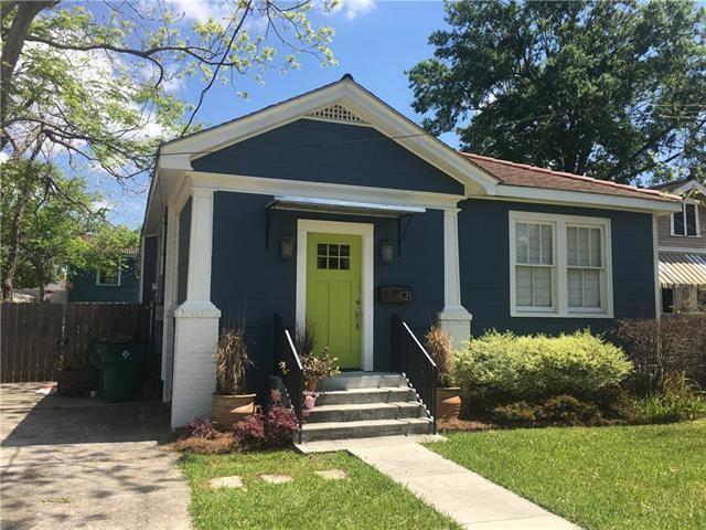 view of front of home with a front lawn